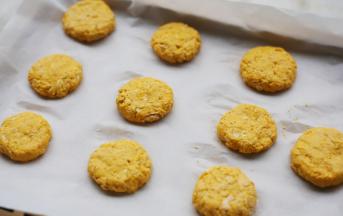 用刮刀将南瓜球轻轻按扁。