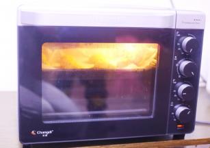 推入预热好的烤箱，上下火中层180℃，烤20分钟就好了。