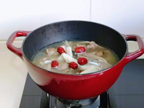 提前熬好的鸭汤，把里面的肉和菜吃了，汤也不能浪费呀～