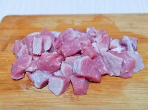 猪肉洗干净切小块。