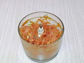 放入料理机中，加入所有调味料，启动机器绞成肉馅。