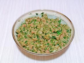 荠菜洗干净切碎，加入肉糜中，搅拌均匀。