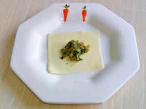 取一张饺子皮，放上适当的馅料。