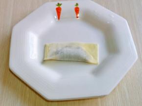 之后对折，压紧。