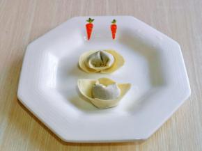 再包出元宝一样的小馄饨就可以啦！也可以根据个人喜好来包形状。