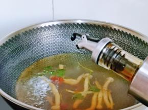 锅中加入鸭汤，再加入一小碗纯净水，加入辣酱，醋。