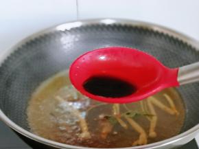 再加入生抽，大火烧开。