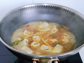 下馄饨，大火煮开，转中火煮熟即可。