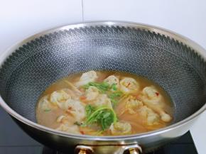 关火撒上香菜段，借助余温烫熟。