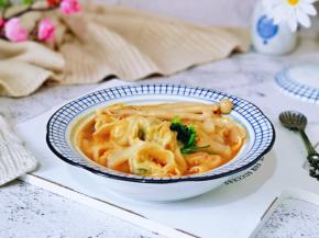 寒冷的早晨一碗热乎乎的小馄饨，美腻。