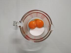 将蛋清、蛋黄分离出来，注意分离时不能让蛋清沾到一丝蛋黄（盛蛋清的碗必须保证无油无水）蛋黄中加入20g砂糖