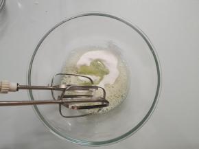 蛋清里加入35g细砂糖