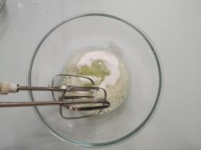 蛋清里加入35g细砂糖