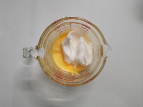 取1/3的蛋白霜放入蛋黄糊中，用硅胶刮刀翻拌、切拌手法搅拌均匀