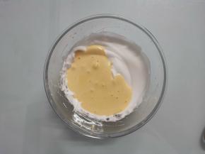 拌好的面糊倒入2/3的蛋白霜中，用一样手法，拌至蛋白与面糊完全融合