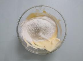 筛入低筋面粉，用硅胶刮刀翻拌、切拌手法搅拌均匀