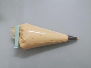 将面糊装入裱花袋。（我用圆形裱花嘴，没有裱花嘴，直接将裱花袋剪个小口）