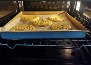 烤箱预热180度上下火，放烤箱中层烤10分钟。注:出现了一折就碎的情况，说明温度高了，降低温度再烤。按自己烤箱脾气来调节，我的时间温度仅供参考。