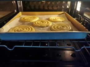 烤箱预热180度上下火，放烤箱中层烤10分钟。注:出现了一折就碎的情况，说明温度高了，降低温度再烤。按自己烤箱脾气来调节，我的时间温度仅供参考。