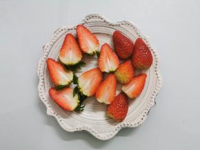 蛋糕饼烤好取出放上烤网放凉（这个步骤忘记拍照）趁蛋糕饼放凉同时，把草莓洗干净切好备用