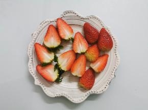 蛋糕饼烤好取出放上烤网放凉（这个步骤忘记拍照）趁蛋糕饼放凉同时，把草莓洗干净切好备用