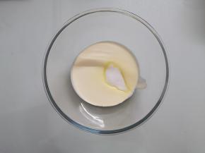 200克淡奶油中加入20克细砂糖