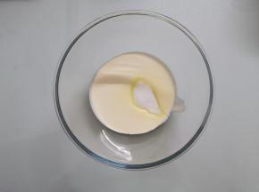 200克淡奶油中加入20克细砂糖