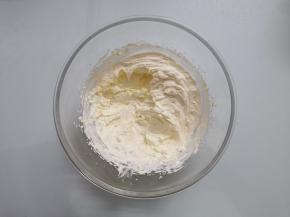 用电动打蛋器高速打发至硬性，如图状态即可