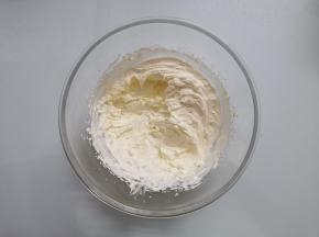 用电动打蛋器高速打发至硬性，如图状态即可