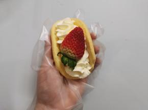 再挤你喜欢的形状，顶上再放草莓装饰。（这里用的中号六齿花嘴