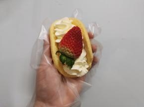 再挤你喜欢的形状，顶上再放草莓装饰。（这里用的中号六齿花嘴