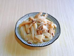 鱿鱼买的时候请人家帮忙去皮，回来清洗干净，再切条。