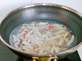 鱿鱼条焯水:  水烧开后下鱿鱼条大火煮2分钟捞出，用温水冲洗干净，再淋干水分备用。