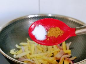 将洋葱，杏鲍菇炒软时，加入盐，十三香翻炒均匀。