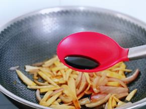 再加入生抽，翻炒均匀。