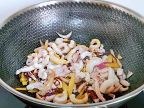 下去焯水的鱿鱼，快速翻炒。