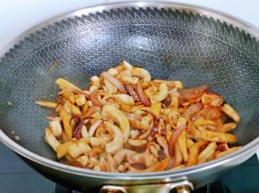 再加入蚝油，快速翻炒2分钟。