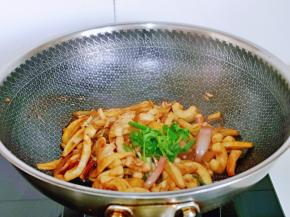 关火，加入香菜段，借助余温炒熟即可。