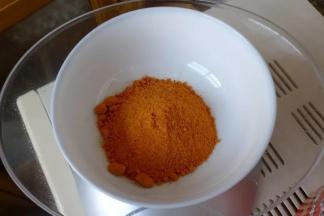 1取一小碗，倒入70克的cook100新奥尔良烤肉料。