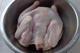 4 将三黄鸡去头颈、鸡爪、内脏，清理干净，放入小盆中，备用