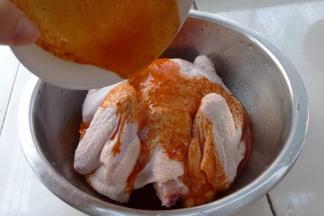 5 将调好的新奥尔良烤肉料汁倒入盛有全鸡的小盆中