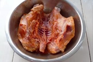 6按揉均匀，使料汁涂满鸡身内外