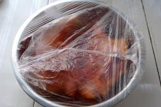 7 盖上保鲜膜（袋），放入冰箱冷藏室一天一夜以上，期间，将全鸡翻转两次，使得料汁全面充分吸收