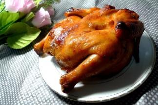 12 将烤好的全鸡取出，装盘趁热食用