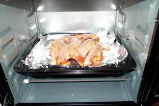 11 烤箱250度，预热10分钟，然后，将涂抹腌好的鸡放入，250度，40分钟，中间，翻面一次，抹油和蜂蜜