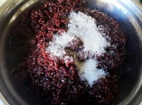 紫米饭趁热加白糖，搅拌均匀