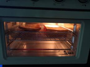 放入烤箱上层，面包功能，选择浅色