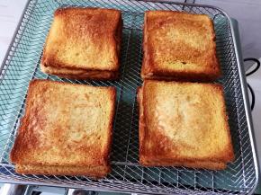 表面上色均匀后即可出炉，趁热享用