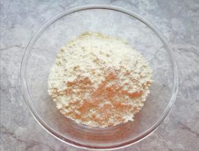 准备好油条粉。