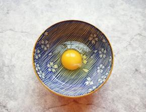 一个鸡蛋打散。